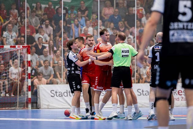 29 05 2026, 33 Matchday of 2 Handball Bundesliga, TuSEM Essen HSG Nordhorn Lingen Scuffle after foul on Alexander Schoss TuSEM Essen Essen Am Hallo NRW Germany xRHR PHOTO DEx Copyright: DennisxEwert RHR-FOTOx RHR-FOTO DE