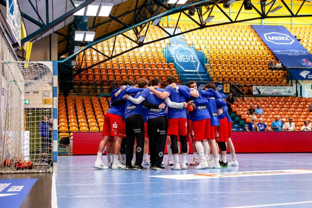 Team around Mex Raguse HBW Balingen Weilstetten, 06 in the circle of the match , Dessau Rosslauer HV 06 vs HBW Balingen Weilstetten, Handball, 2 Bundesliga, 33 Matchday, Season 2025 26, 29 05 2026, Dessau Rosslauer HV 06 vs HBW Balingen Weilstetten, Handball, 2 Bundesliga, 33 Matchday, Season 2025 26, 29 05 2026 Dessau Rosslau Copyright: xEibner-Pressefoto LauraxRoemerx EP_LRR