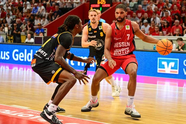 Tyrel Morgan, Lucas Mayer, Kyle Castlin 2 Bundesliga Pro A, play off, semi-final 4 game, 46ers, basketball, basketball season 2025 2026, BBL, Germany, Gießen 46ers Bozic Estriche Knights Kirchheim, Gießen in red, men, Kirchheim black