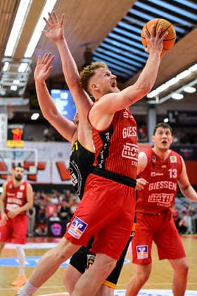 Nicolas Bretzel, Luis König Figge 2 Bundesliga Pro A, play off, semi-final 4 game, 46ers, basketball, basketball season 2025 2026, BBL, Germany, Gießen 46ers Bozic Estriche Knights Kirchheim, Gießen in red, men, Kirchheim black