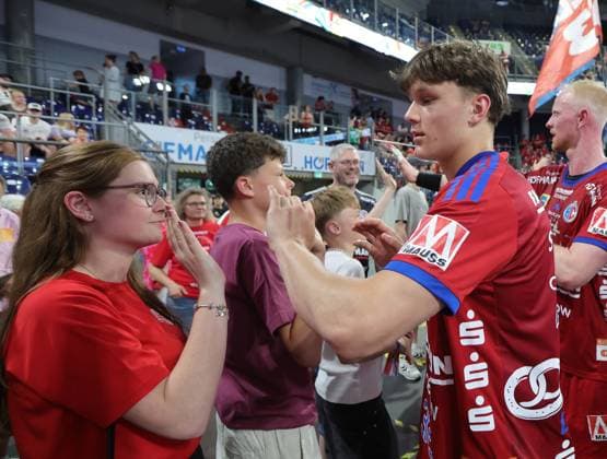 29 05 2026 Handball 1 Bundesliga DAIKIN HBL Season 2025 2026 33 Matchday HC Erlangen Metropolregion Nuremberg HCE Bergischer HC DaMa xdaxmax Maxsim Lochman 32, HC Erlangen HCE high-fives with fans