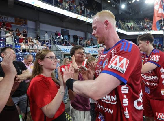 29 05 2026 Handball 1 Bundesliga DAIKIN HBL Season 2025 2026 33 Matchday HC Erlangen Metropolregion Nuremberg HCE Bergischer HC DaMa xdaxmax Sebastian Firnhaber 18, HC Erlangen HCE high-fives with fans