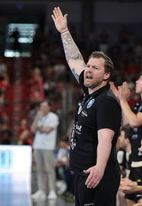 29 05 2026 Handball 1 Bundesliga DAIKIN HBL Season 2025 2026 33 Matchday HC Erlangen Metropolregion Nuremberg HCE Bergischer HC DaMa xdaxmax Arnor Thor Gunnarsson Coach, Bergischer HC indicates gestures directs gives instructions
