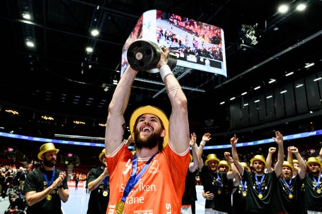260529 IFK Kristianstads Anton Hallbäck jublar med pokalen efter vinsten av final fyra i Handbollsligan herr mellan HK Malmö och IFK Kristianstad den 29 maj 2026 i Malmö. *** 260529 IFK Kristianstads Anton Hallbäck celebrates with the trophy after winning the final four of the Mens Handball League between HK Malmö and IFK Kristianstad on May 29, 2026 in Malmö  Copyright: MATHILDAxSCHULER BB260529MA093