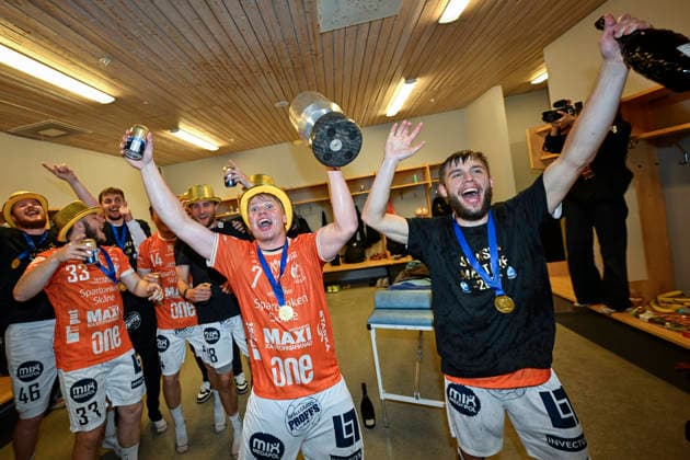 MALMÖ, SWEDEN 20260529 Karlskronas Axel Mansson 7 and Albin Nilsson Selin celebrate with the team in the locker room after the victory in the SM final 4 in the best of 5 in handball between HK Malmö and IFK Kristianstad in Malmö Arena on Friday MALMÖ SWEDEN x50090x  Copyright: xJohanxNilsson TTx SM-FINAL HANDBOLL MALMÖ-KRISTIANSTAD