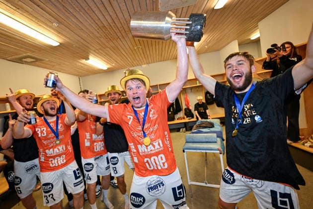 MALMÖ, SWEDEN 20260529 Karlskronas Axel Mansson 7 and Albin Nilsson Selin celebrate with the team in the locker room after the victory in the SM final 4 in the best of 5 in handball between HK Malmö and IFK Kristianstad in Malmö Arena on Friday MALMÖ SWEDEN x50090x  Copyright: xJohanxNilsson TTx SM-FINAL HANDBOLL MALMÖ-KRISTIANSTAD