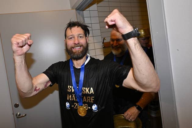 MALMÖ, SWEDEN 20260529 Kristianstad s coaches Björn Sätherström and Anders Hallberg celebrate with a shower after the victory in the Swedish Championship final 4 best of 5 in handball between HK Malmö and IFK Kristianstad in Malmö Arena on Friday MALMÖ SWEDEN x50090x  Copyright: xJohanxNilsson TTx SM FINAL HANDBALL MALMÖ-KRISTIANSTAD