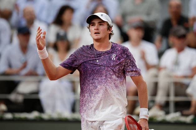 French Open Joao Fonseca asks the fans for support during at the 2026 Roland Garros tournament in Paris, FRANCE, on May 29 2026 Copyright: AntonioxBorga