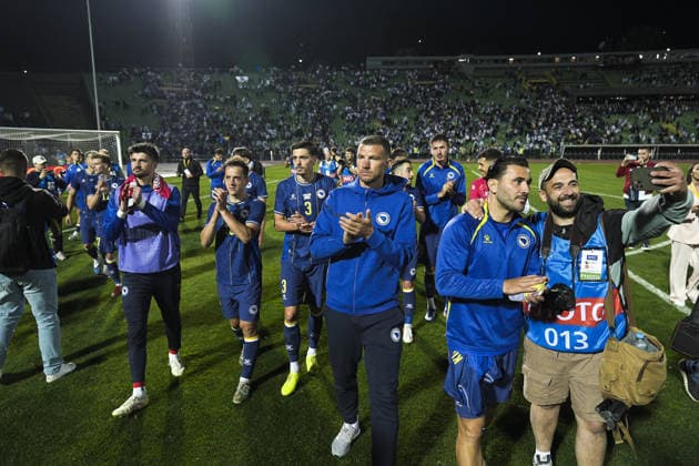Bosnia and Herzegovina v North Macedonia - Friendlies SARAJEVO, BOSNIA AND HERZEGOVINA - MAY 29: Bosnia and Herzegovina team greet the crowd at athe end of the International Friendly, Länderspiel, Nationalmannschaft football match between Bosnia and Herzegovina and North Macedonia at the Asim Ferhatovic Hase Stadium in Sarajevo, Bosnia and Herzegovina, on May 29, 2026. Samir Jordamovic Anadolu Sarajevo Bosnia and Herzegovina. Editorial use only. Please get in touch for any other usage.  Copyright: x2026xAnadoluxSamirxJordamovicx