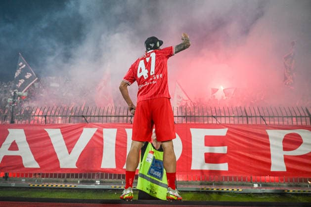 FOOTBALL - Serie B - Playoffs - Final - AC Monza vs US Catanzaro Photo by IPA ABACAPRESS.COM85170256 - Dany Mota of Ac Monza celebrate prize improve player Serie B with fans during the Italian Serie BKT second leg Final football match between AC Monza and US Catanzaro on 29 of May 2026 at U-Power stadium in Monza, Italy. Photo Tiziano Ballabio Monza Italy  Copyright: xIPAxSport ABACAx