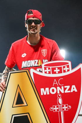 FOOTBALL - Serie B - Playoffs - Final - AC Monza vs US Catanzaro Photo by IPA ABACAPRESS.COM85170262 - Andrea Colpani of Ac Monza celebrate prize improve player Serie B with fans during the Italian Serie BKT second leg Final football match between AC Monza and US Catanzaro on 29 of May 2026 at U-Power stadium in Monza, Italy. Photo Tiziano Ballabio Monza Italy  Copyright: xIPAxSport ABACAx