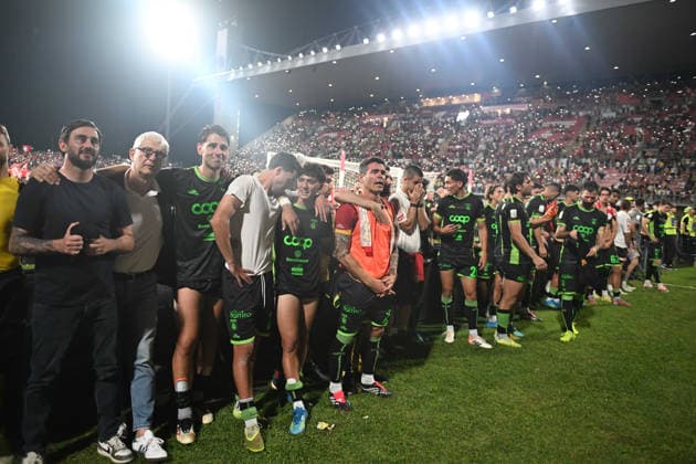 La delusione dei giocatori del Catanzaro a fine gara durante la partita tra Monza e Catanzaro dei Play Off del Campionato italiano di calcio Serie BKT 2025 2026 - Momza, Italia - 29 Maggio 2026 - calcio (foto di Francesco Mazzitello LaPresse)  Copyright: xFrancescoxMazzitello LaPressex