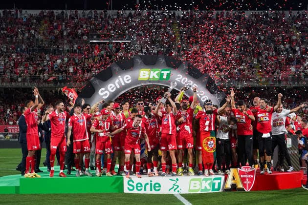 la squadra dell AC Monza festeggia la promozione in Serie A durante la partita tra Monza e Catanzaro, del Campionato italiano di calcio Serie BKT 2025 2026, Venerdi 29 Maggio 2026, - calcio ( Photo by Alessio Morgese LaPresse )  Copyright: xAlessioxMorgesex xLaPressex