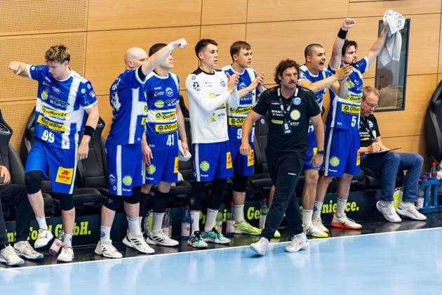 29 05 2026, GER, Handball, Men, Season 25 26, Daikin 1 Bl, Matchday 30, ThSV Eisenach Fuechse Berlin Cheering on the substitutes bench of ThSV Eisenach, with in the picture Stephan Seitz ThSV Eisenach,44 , Phillip Meyer ThSV Eisenach,27 , Tillman Leu ThSV Eisenach,99 , Peter Walz ThSV Eisenach,14 , Vukasin Antonijevic ThSV Eisenach,41 , Alexandar Capric ThSV Eisenach, 6 , Gian Attenhofer ThSV Eisenach,11 , Timothy Reichmuth ThSV Eisenach,5 , Sebastian Hinze ThSV Eisenach,Coach 99817 Eisenach Werner Assmann Halle Am Sportp Thueringen Germany