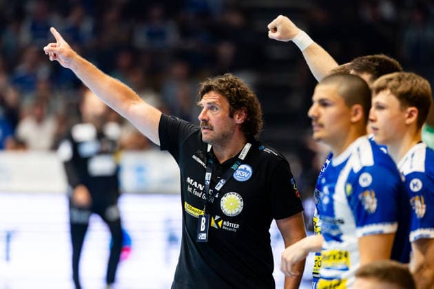 29 05 2026, GER, Handball, Men, Season 25 26, Daikin 1 Bl, 30 Matchday, ThSV Eisenach Fuechse Berlin Sebastian Hinze ThSV Eisenach,Coach together with his team Team 99817 Eisenach Werner Assmann Halle Am Sportp Thueringen Germany