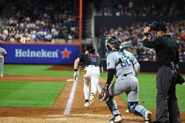 Miami Marlins v New York Mets - MLB, Baseball Herren, USA New York Mets player A.J. Ewing 9 singles during the fifth inning of a baseball game against the Miami Marlins at Citi Field in Corona, New York, on May 29, 2026. Flushing United States  Copyright: xGordonxDonovanx originalFilename:donovan-mlbmiami260529_npV2j.jpg