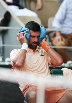 (260530) -- PARIS, May 30, 2026 -- Novak Djokovic reacts during the men s singles third round match between Novak Djokovic of Serbia and Joao Fonseca of Brazil at the French Open tennis tournament at Roland Garros, Paris, France, May 29, 2026. ) (SP)FRANCE-PARIS-TENNIS-FRENCH OPEN-MEN S SINGLES WuxHuiwo 