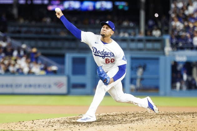 MLB, Baseball Herren, USA - Los Angeles Dodgers vs. Philadelphia Phillies Los Angeles Dodgers pitcher Edgardo Henriquez throws a pitch in the seventh inning of an MLB baseball game between the Los Angeles Dodgers and the Philadelphia Phillies at Uniqlo Field in Dodger Stadium; in Los Angeles, California, USA, 29 May 2026. LOS ANGELES CALIFORNIA UNITED STATES  Copyright: xCHRISxTORRESx