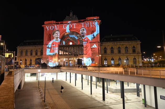May 30, 2026, Budapest, Budapest, Hungary: A massive light projection featuring the slogan You Got This and Arsenal football players is displayed on the facade of the historic Keleti Railway Station in Budapest, Hungary, on May 30, 2026. The display illuminated the stations facade on the eve of the UEFA Champions League final between Arsenal and Paris Saint-Germain. Budapest Hungary - ZUMAs291 20260530_zip_s291_003 Copyright: xBalintxSzentgallayx