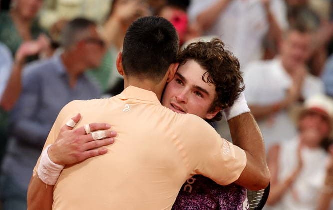 - Novak Djokovic s est fait éliminer en cinq sets par le prodige brésilien Joao Fonseca lors des Internationaux de France de Tennis de Roland Garros le 29 mai 2026. Dominique Jacovides Bestimage Novak Djokovic was eliminated in five sets by Brazilian prodigy Joao Fonseca at the French Open tennis tournament at Roland Garros on May 29, 2026. Paris France  Copyright: xDOMINIQUExJACOVIDESx xBESTIMAGExDOMINIQUExJACOVIDESx xBESTIMAGEx