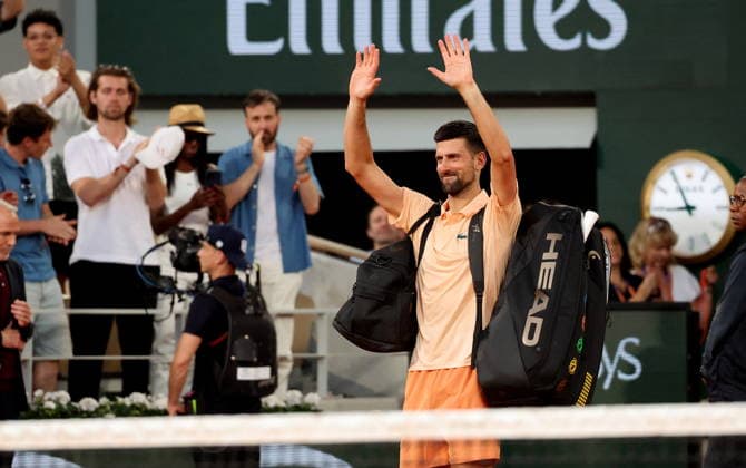 - Novak Djokovic s est fait éliminer en cinq sets par le prodige brésilien Joao Fonseca lors des Internationaux de France de Tennis de Roland Garros le 29 mai 2026. Dominique Jacovides Bestimage Novak Djokovic was eliminated in five sets by Brazilian prodigy Joao Fonseca at the French Open tennis tournament at Roland Garros on May 29, 2026. Paris France  Copyright: xDOMINIQUExJACOVIDESx xBESTIMAGExDOMINIQUExJACOVIDESx xBESTIMAGEx