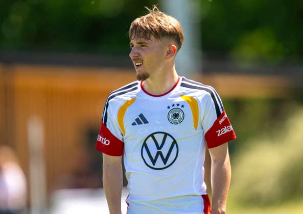 28.05.2026, Fussball DFB-Nationalmannschaft Deutschland, Trainingslager vor der WM in Herzogenaurach, im Homeground bei ADIDAS. Erste Trainingseinheit auf dem Adidas-Sportplatz, Lennart Karl (Deutschland) nachdenklich *** 28 05 2026, Football DFB national team Germany, training camp before the World Cup in Herzogenaurach, in the home ground at ADIDAS First training session on the Adidas sports field, Lennart Karl Germany pensive