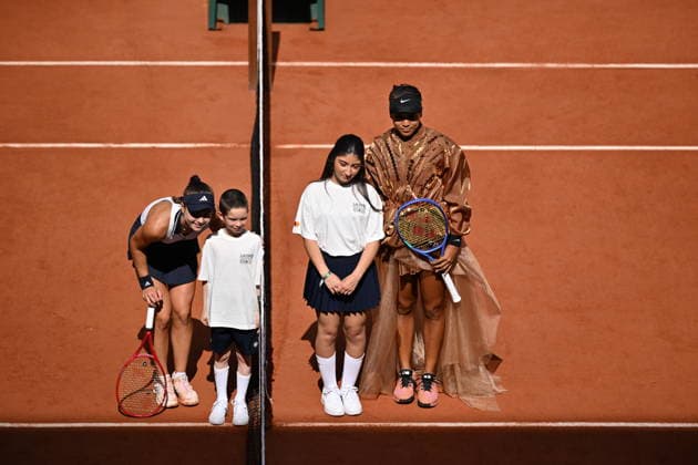 2026 French Open, Roland-Garros - Day 7 PARIS, FRANCE - MAY 30: Japan s Naomi Osaka (R) and United States Iva Jovic compete during their women s singles match on day 7 of the French Open tennis tournament on Court Philippe-Chatrier at the Roland-Garros Complex in Paris on May 30, 2026. Mustafa Yalcin Anadolu Paris France. Editorial use only. Please get in touch for any other usage.  Copyright: x2026xAnadoluxMustafaxYalcinx