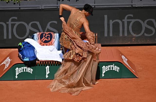 2026 French Open, Roland-Garros - Day 7 PARIS, FRANCE - MAY 30: Japan s Naomi Osaka and United States Iva Jovic (not seen) compete during their women s singles match on day 7 of the French Open tennis tournament on Court Philippe-Chatrier at the Roland-Garros Complex in Paris on May 30, 2026. Mustafa Yalcin Anadolu Paris France. Editorial use only. Please get in touch for any other usage.  Copyright: x2026xAnadoluxMustafaxYalcinx