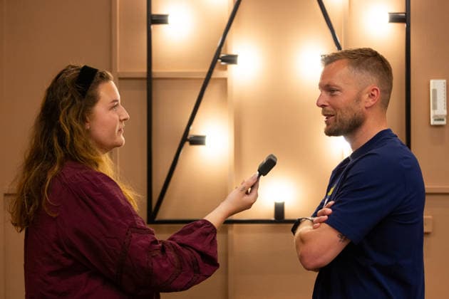 260530 Goalkeeper coach Linus Kandolin of the Swedish national football team is interviewed by Swedish Radio during a press event on May 30, 2026 in Stockholm Photo Axel Boberg BILDBYRAN COP 258 AX0106 fotboll football soccer fotball landskamp sverige sweden sverige a fifa world cup vm bbeng sr sveriges radio  Copyright: AXELxBOBERG BB260530AX006