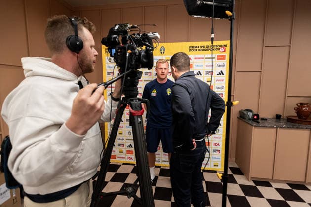 260530 Goalkeeper coach Linus Kandolin of the Swedish national football team is interviewed by Swedish Television during a press event on May 30, 2026 in Stockholm Photo Axel Boberg BILDBYRAN COP 258 AX0106 fotboll football soccer fotball landskamp sverige sweden sverige a fifa world cup vm bbeng svt sveriges television  Copyright: AXELxBOBERG BB260530AX007