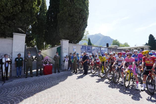 Riders during a minute™s silence for the victims of the earthquake before Stage 20 of the Giro d™Italia, from Gemona del Friuli to Piancavallo, Italy, Saturday,May 30, 2026.  Copyright: xFabioxFerrarix xLaPressex