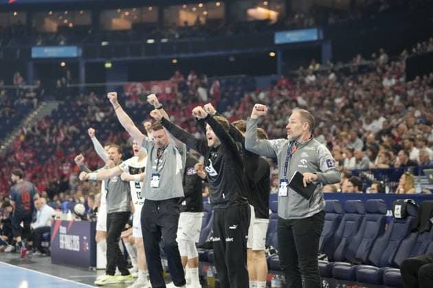 The THW Kiel bench and substitutes celebrate a goal with clenched fists In the foreground is an official with a clipboard, behind him several players and support staff in a celebratory pose EHF European League THW Kiel Montpellier HB, 30 05 2026, Hamburg, Barclays Arena Copyright: xPhilippHeistx