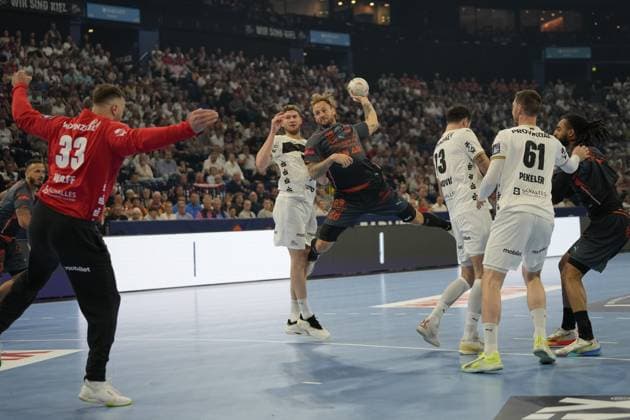 A player from Montpellier HB 28 jumps for the throw and is pressured by several THW Kiel players Goalkeeper Andreas Wolff 33 THW Kiel and Hendrik Pekeler 61 THW Kiel are active in defense, Magnus Landin 7 THW Kiel is also in the picture EHF European League THW Kiel Montpellier HB, 30 05 2026, Hamburg, Barclays Arena Copyright: xPhilippHeistx