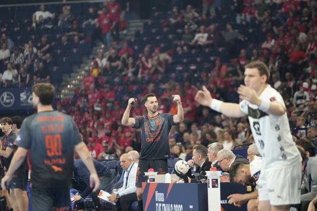 Léo Plantin 90 Montpellier HB stands on the sideline with his fists raised and cheers on his team In the foreground is a THW Kiel player in a white jersey EHF European League THW Kiel Montpellier HB, 30 05 2026, Hamburg, Barclays Arena Copyright: xPhilippHeistx