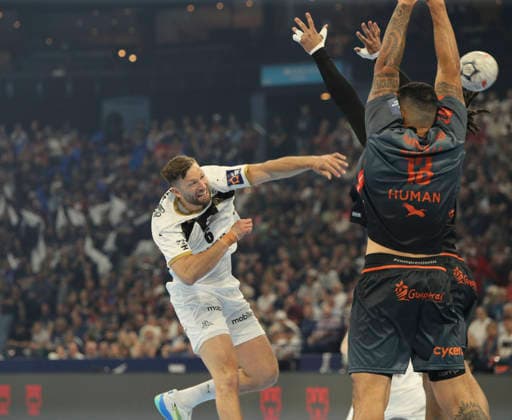 photo Goal throw by Harald Reinkind Kiel against Rogerio Ferreira MORAES Handball Men on Sat 30 05 2026 Mens EHF European League , Final Four in Hamburg THW Kiel Montpellier , Semifinal