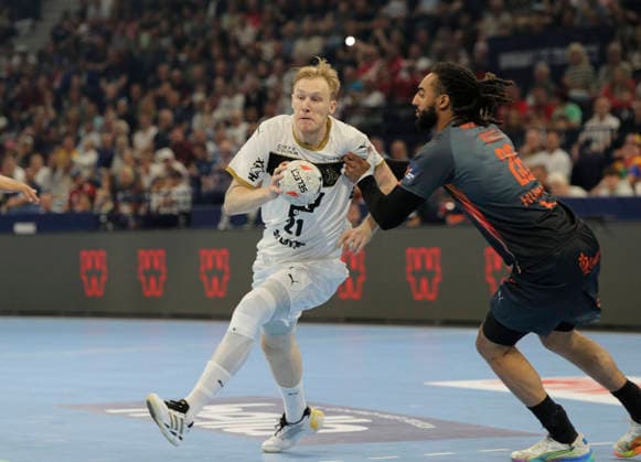 photo Goal throw from Eric Johansson Kiel against Hugo Bryan MONTE dos SANTOS right Handball Men on Sat 30 05 2026 Mens EHF European League , Final Four in Hamburg THW Kiel Montpellier , Semifinal