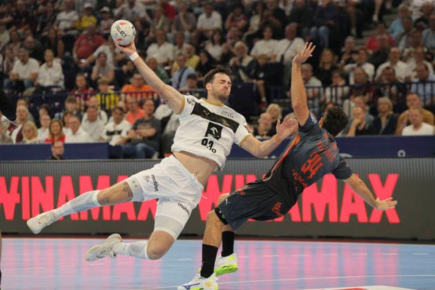 photo Goal throw by Veron Nacinovic Kiel against David Romeu BALAGUER , right Handball Men on Sat 30 05 2026 Mens EHF European League , Final Four in Hamburg THW Kiel Montpellier , Semifinal