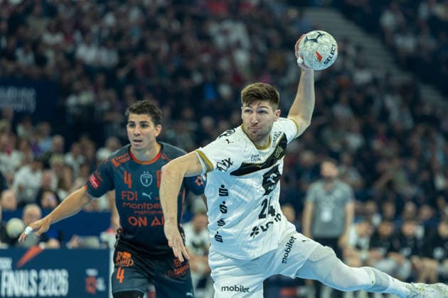 Lukas Zerbe THW Kiel controls the ball during the handball semi final of the Winamax EHF Finals 2026 between Montpellier Handball and THW Kiel at Barclays Arena on May 30, 2026 in Hamburg, Germany