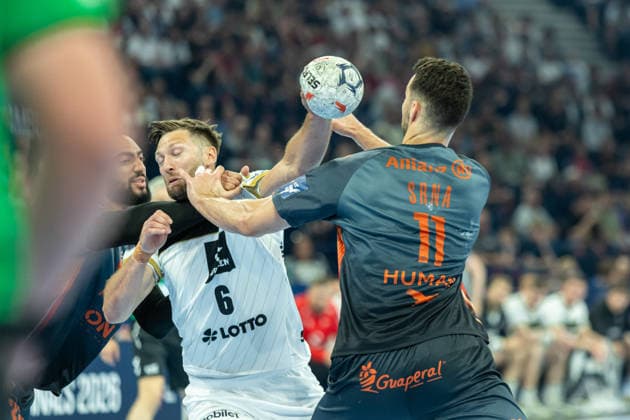 Harald Reinkind THW Kiel and Zvonimir Srna Montpellier Handball battle for the ball during the handball semi final of the Winamax EHF Finals 2026 between Montpellier Handball and THW Kiel at Barclays Arena on May 30, 2026 in Hamburg, Germany