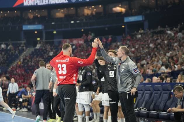 Andreas Wolff 33 THW Kiel high-fives a supervisor or coach on the sideline In the background, other THW Kiel officials and players can be seen on the bench EHF European League THW Kiel Montpellier HB, 30 05 2026, Hamburg, Barclays Arena Copyright: xPhilippHeistx