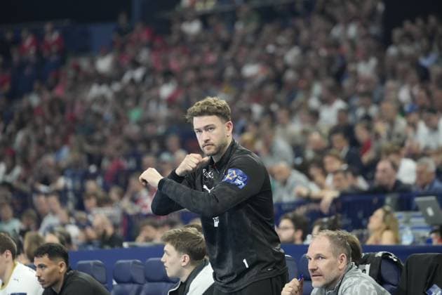 Gonzalo Perez de Vargas 1 THW Kiel stands concentrated on the sideline and watches the action with his arms folded In the background, other THW Kiel players can be seen on the bench, including Mohab Abdelhak 48 THW Kiel EHF European League THW Kiel Montpellier HB, 30 05 2026, Hamburg, Barclays Arena Copyright: xPhilippHeistx