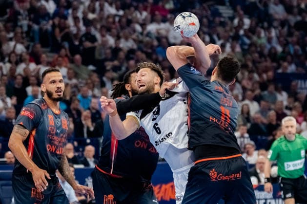 Hamburg 30 05 2026, Handball, Men, EHF European League Men 2025 26, Semi-final, Montpellier Handball THW Kiel Harald Reinkind THW Kiel, 6 in duel with Hugo Bryan Montpellier Handball, 26, left and Zvonimir Srna Montpellier Handball, 11, right