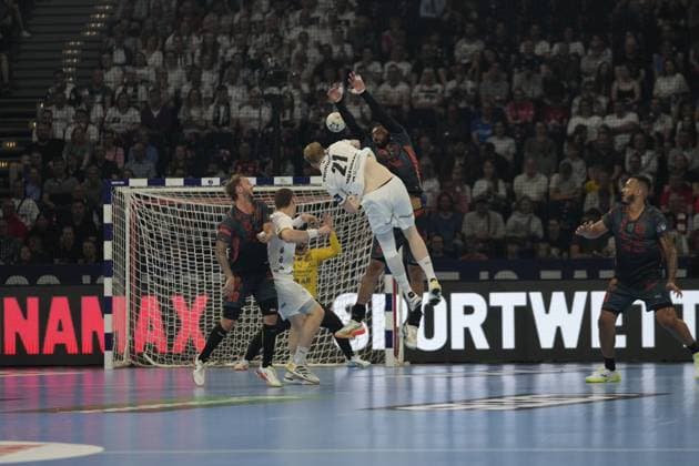 Eric Johansson 21 THW Kiel jumps high for a shot on goal and is blocked by a Montpellier HB player In the background are other players from both teams and the Montpellier HB goalkeeper EHF European League THW Kiel Montpellier HB, 30 05 2026, Hamburg, Barclays Arena Copyright: xPhilippHeistx