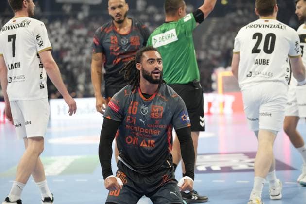 Léo Plantin 90 Montpellier HB kneels on the pitch and reacts emotionally to a referees decision Magnus Landin 7 THW Kiel , Lukas Laube 20 THW Kiel and a referee can be seen in the background EHF European League THW Kiel Montpellier HB, 30 05 2026, Hamburg, Barclays Arena Copyright: xPhilippHeistx