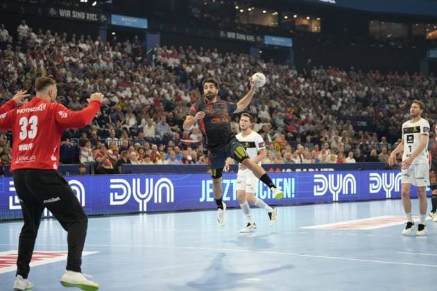 A Montpellier HB player leaps into the air and takes a shot on goal as THW goalkeeper Andreas Wolff 33 THW Kiel gets into position Nikola Bilyk 53 THW Kiel and Magnus Landin 7 THW Kiel are seen in the background EHF European League THW Kiel Montpellier HB, 30 05 2026, Hamburg, Barclays Arena Copyright: xPhilippHeistx