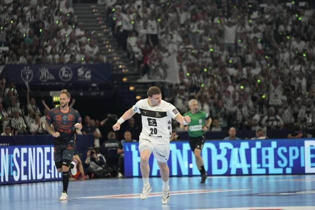 Lukas Laube 20 THW Kiel runs jubilantly across the pitch with clenched fists In the background, Valentin Porte 28 Montpellier HB watches the scene while a referee in a green jersey observes the situation EHF European League THW Kiel Montpellier HB, 30 05 2026, Hamburg, Barclays Arena Copyright: xPhilippHeistx