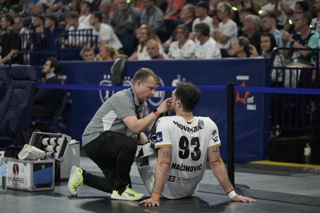 Veron Nacinovic 93 THW Kiel sits on the arena floor and is treated on the face by a coach Numerous spectators can be seen in the background EHF European League THW Kiel Montpellier HB, 30 05 2026, Hamburg, Barclays Arena Copyright: xPhilippHeistx