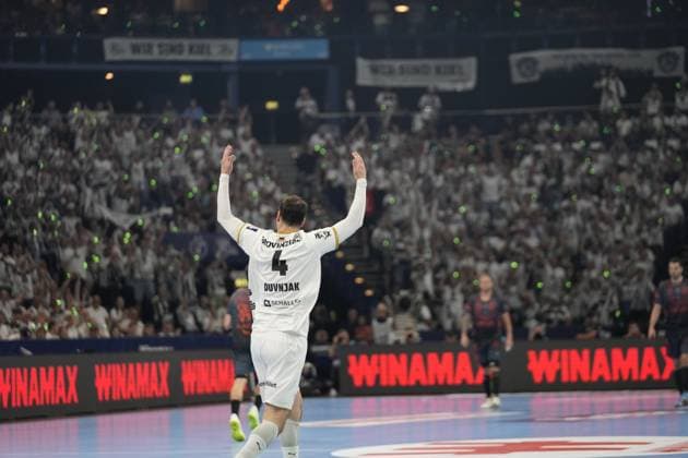 Domagoj Duvnjak 4 THW Kiel raises both arms in the air and celebrates with the fans In the background you can see the packed stands with glowing sticks EHF European League THW Kiel Montpellier HB, 30 05 2026, Hamburg, Barclays Arena Copyright: xPhilippHeistx