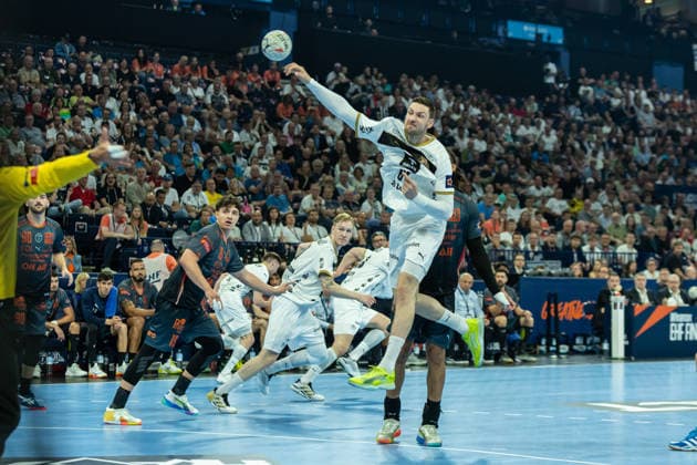 Hendrik Pekeler THW Kiel controls the ball during the handball semi final of the Winamax EHF Finals 2026 between Montpellier Handball and THW Kiel at Barclays Arena on May 30, 2026 in Hamburg, Germany
