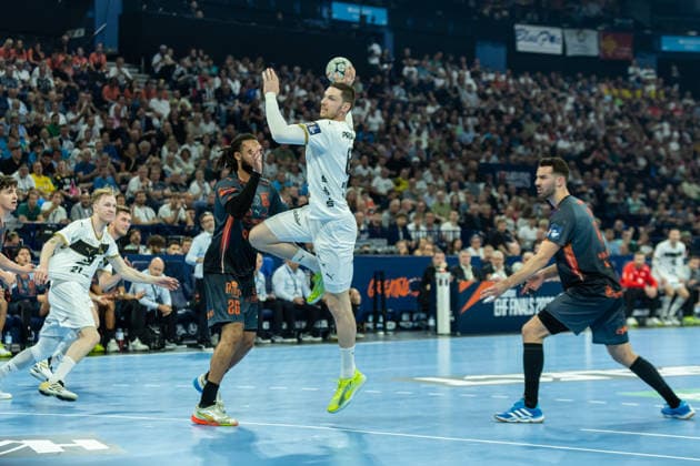 Hendrik Pekeler THW Kiel controls the ball during the handball semi final of the Winamax EHF Finals 2026 between Montpellier Handball and THW Kiel at Barclays Arena on May 30, 2026 in Hamburg, Germany